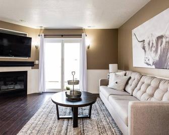 Clean & Cozy - close to everything! - North Logan - Living room