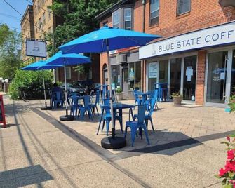 Cozy Gem in the Heart of East Rock with FREE Parking near Yale and DT - New Haven - Patio