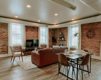 Thompson Place: Premier Modern Downtown 2br Loft - Ypsilanti - Living room