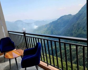 Hazy hill - Mussoorie - Balcón