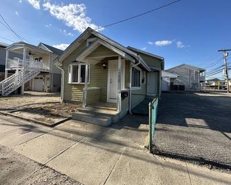 Newly Renovated 2 Bedroom House - Seaside Heights - Building