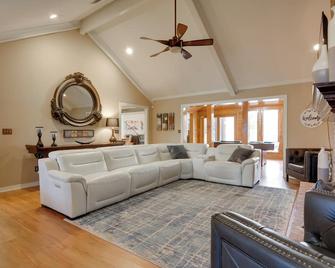 Private Pool and Game Room Upscale Home in Vinita - Vinita - Wohnzimmer