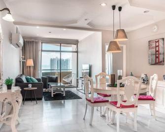 Century Bay Private Residences - באיאן לפאס - חדר אוכל