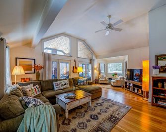 15 Minutes to Killington - 2 Living Rooms - Private Mountain Views - Pittsfield - Sala de estar