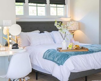 Charming studio with AC and WiFi in enchanting Newport News. - Newport News - Bedroom