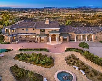 Beautiful Luxury Estate with Breathtaking Views located on a Vineyard - Pala - Building
