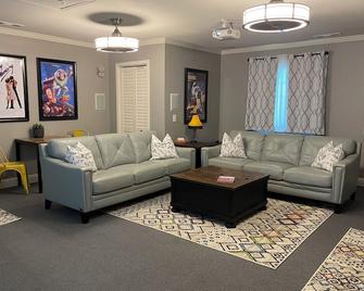 Spacious 1 Bedroom, 1 or 2 beds, Yosemite-Mariposa Guest Suite B - Mariposa - Living room