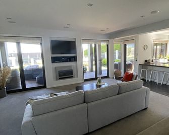 Sumner, Christchurch Lush 2 Bdrm Ground Level Apt with Private Pool located on Scarborough Hill - Christchurch - Soggiorno