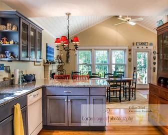 Adorable Downtown Cottage with Firepit, Fireplace, & Yard - Walk Everywhere - New Buffalo - Kitchen