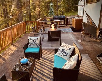 Secluded riverfront RV 7 Miles from Glacier National Park! - Coram - Balcony