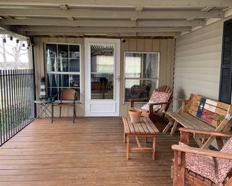Lake House on Lake Leon in Eastland TX with dock and boat ramp - Eastland - Balkon