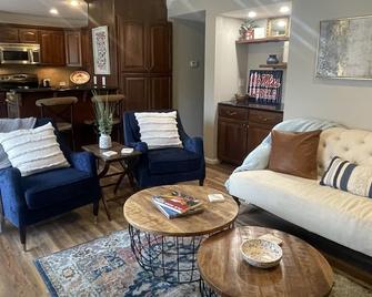 Newly Renovated Charming Oxford Condo Located Steps to the Square! - 牛津（密西西比州） - 客廳