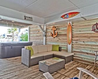 5 Bedroom Canal Cottage - 2 Min Walk To Beach Access - Boat Dock, Hot Tub, Kayak - Ocean Isle Beach - Patio