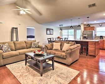 Home with Community Pool - 2 Miles to The Island! - Pigeon Forge - Wohnzimmer