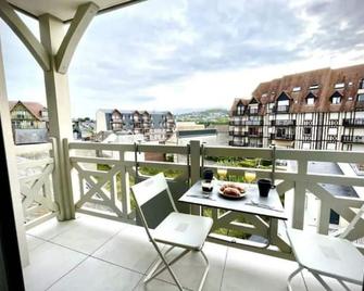 Séjour Authentique - Balcon, Parking & Wifi Ultra-Rapide - Deauville - Balcony