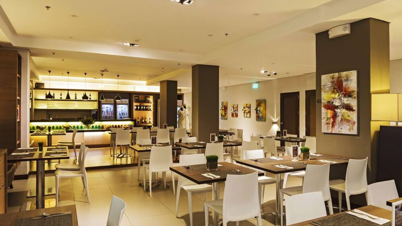 Microtel by Wyndham Acropolis