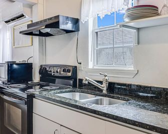 Merry Macaw Rp203b - Rockport - Kitchen