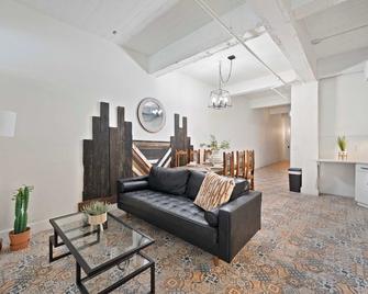 Walk to Gaslamp! Designer 3BR Loft Villa - São Diego