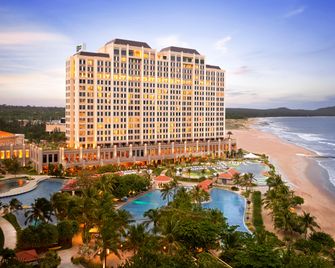 Holiday Inn Resort Ho Tram Beach By IHG - Hồ Tràm - Building