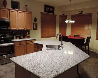 Villages - Luxury holiday home \n - Maricopa - Kitchen