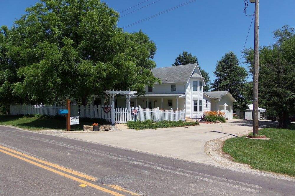 Far West House: Beautiful turn of the Century Farmhouse, totally re-modeled. - Cameron - Building