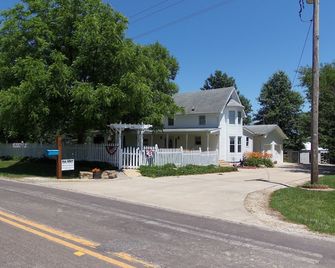 Far West House: Beautiful turn of the Century Farmhouse, totally re-modeled. - Cameron - Building