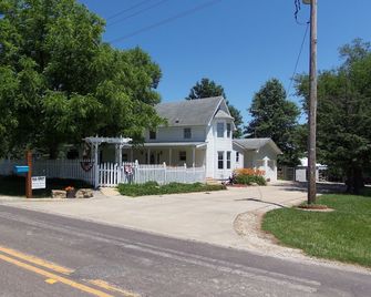 Far West House: Beautiful turn of the Century Farmhouse, totally re-modeled. - Cameron - Building