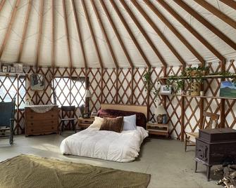 Cozy mountain yurt on an organic farm - Bristol - Habitación