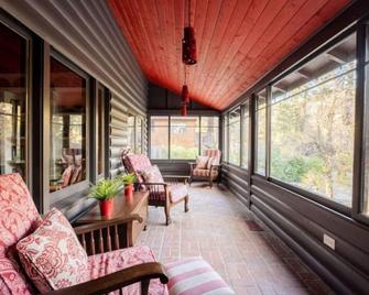 K-Wc · Hot Tub, Ac, Game Rooms, Ww Chalet - Wrightwood - Living room
