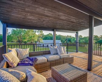 Charming 5 bed/3 ba Farmhouse +1bd/1ba game room + pool/hot tub w/opt event barn - Princeton - Balcony