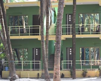 Coconut Garden Beach House - Mālvan - Building