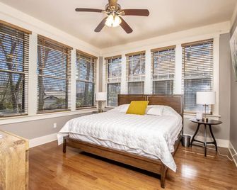 Pet/Family friendly, in/out dining, fenced yard, 30 day min - Little Rock - Bedroom