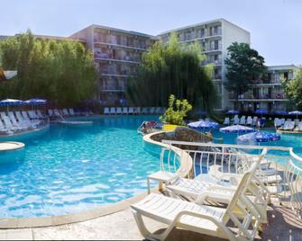 Vita Park Hotel And Aqua Park - אלבנה - בריכה