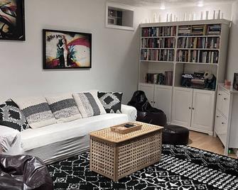 We just moved here from A#^bnb! 5 star reviews & Guest Favorite! Check us out! - Watertown - Вітальня