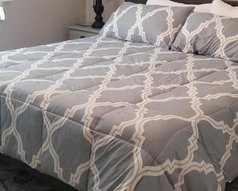 Cheerful 4 bed home with large yard and patio near parksnear - Westminster - Bedroom