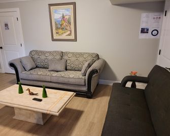 Oscar Inn & 2bd Suite up to 6 people private - Abbotsford - Wohnzimmer