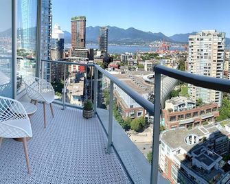 Sky High 3br/2bth - Spectacular Views, Free Parking! - Vancouver - Balcony