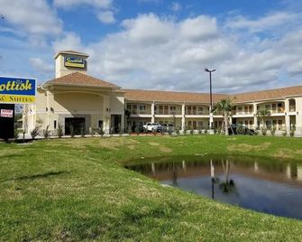 Affordable Room Perfect for Families, Equipped w/ Kitchenette and Large Bathroom - Bay City - Budova