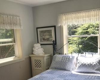 Oceanfront cozy comfortable cottage! - Western Shore - Bedroom