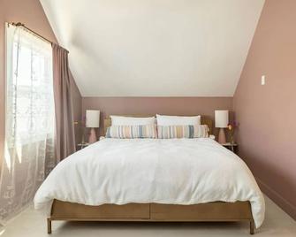 The Carriage Loft on 7th Street - Petaluma - Bedroom