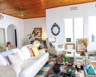 Double En-Suite room in Amans Luxury Villa with private pool - Moshi - Wohnzimmer