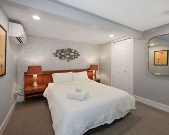 Cozy Mid-Century Apartment Steps From Restaurants #dcottage - Washington, D.C. - Bedroom