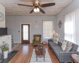 The Mill Hippie- Renovated in Aragon c.1940 Near Winthrop & Glencairn Garden - Rock Hill - Living room
