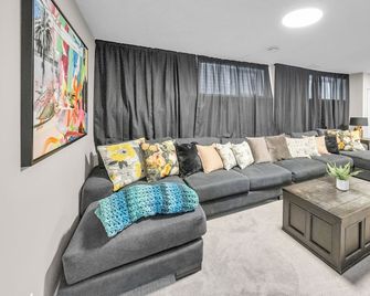 Luxury 3br Home - Theatre - Office & Master Spa - Cochrane