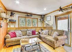 Rustic Searsport Cabin Loft and Sunroom on 10 Acres - Searsport - Living room