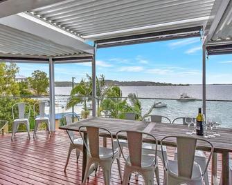 New Property Shimmer Shores Absolute Waterfront Retreat at Fishing Point, Lake Macquarie - Fishing Point - Balcón