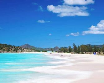 Luxury Villa-Sleeps 6-Private Pool - Jolly Harbour - Beach