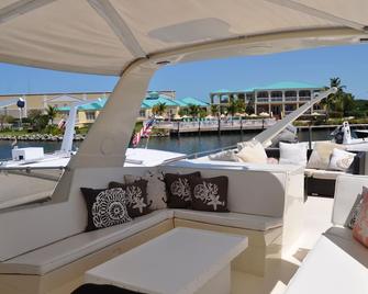 Travel The Keys Or Just Relax At The Dock - Stock Island - Balcony