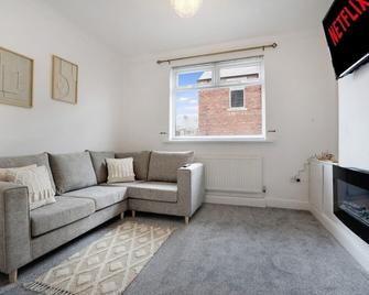 New! 3-Bedroom Homey Vibes In Stratton, Sleeps 6 - Spennymoor - Living room