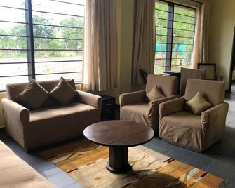 Pench Woodside Villa is a Luxurious Villa - Khawāsa - Living room